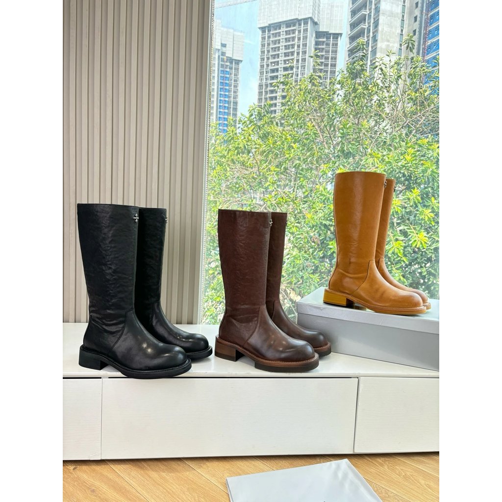 รองเท้าแฟชั่นใหม่ ดีไซน์แปลกใหม่ แบบอัศวินเนื้อเดียว กึ่งสูง จากแบรนด์ SMFK