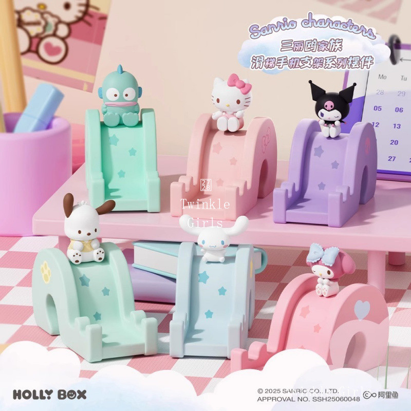 อย่างเป็นทางการ Sanrio Kuromi Cinnamoroll สไลด์รูปร่างขาตั้งโทรศัพท์ Hello Kitty My Melody Desktop Decor รูปสะสมน่ารักสร้างสรรค์ของขวัญสําหรับหญิง
