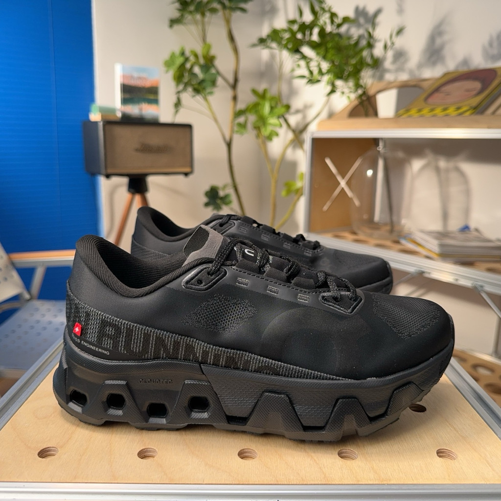 On Cloudmonster Hyper รองเท้าเทรนนิ่งสีดําสวมใส่สบายและน้ําหนักเบา