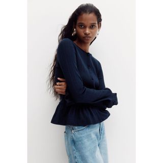 H&M(เอชแอนด์เอ็ม) คาร์ดิแกนผ้าริบดีไซน์เปลือกหอยทรงเพปลัม ผู…