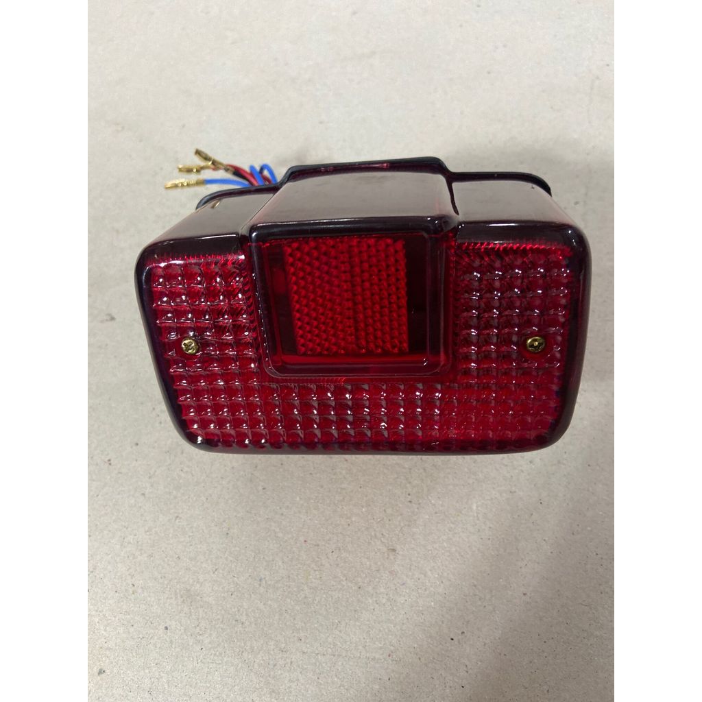 A-8.49 Y-80,chappy ไฟท้ายชุดใหญ่ yamaha y80,DT100,DT125,chappy,ชิปปี้,chippy พิเศษแถมหลอดไฟข้างใน 1ห