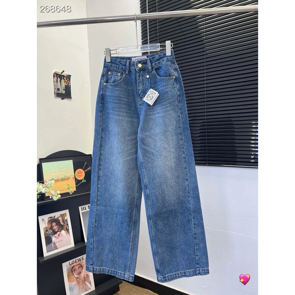 กางเกงยีนส์หญิงแบบใหม่จากLoewe ดีไซน์กระเป๋าหน้าอก ผ้าฝ้ายคุณภาพดี การออกแบบลายทแยงและพื้นผิวเงินเนี