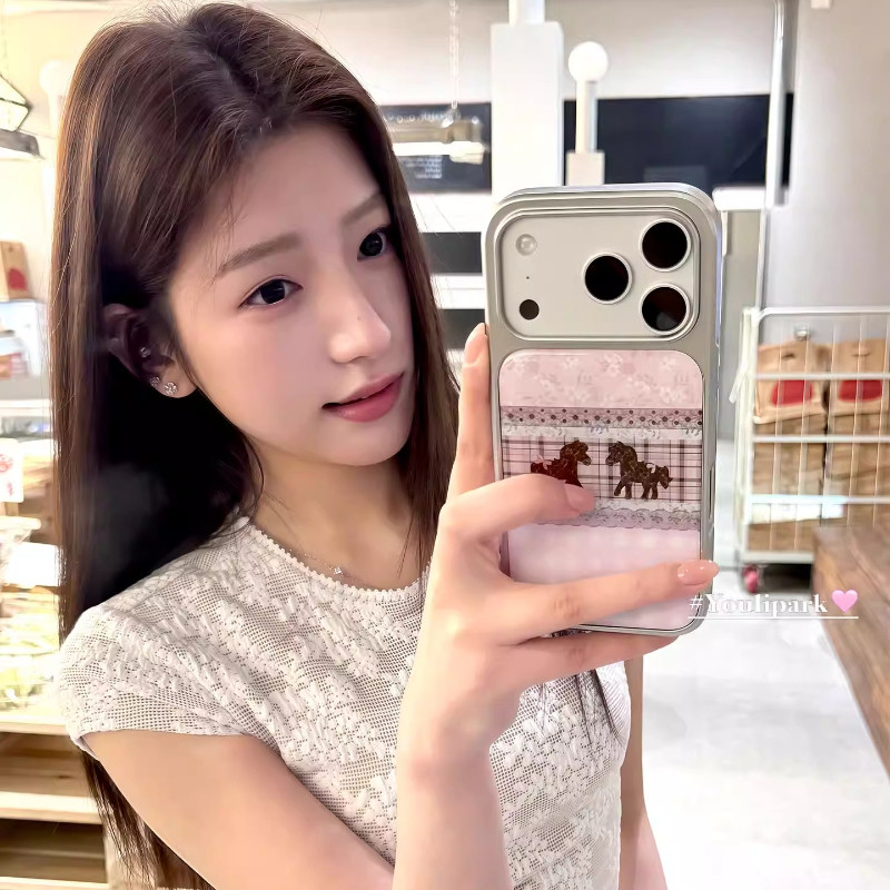 Huiwanju ลายสก๊อตหวานปีใหม่ดอกไม้ Pony ที่ใช้งานได้ iPhone17Pro Apple 17ProMax เคสโทรศัพท์มือถือ iP16 รวมทุกอย่าง 14/16Promax กรณี