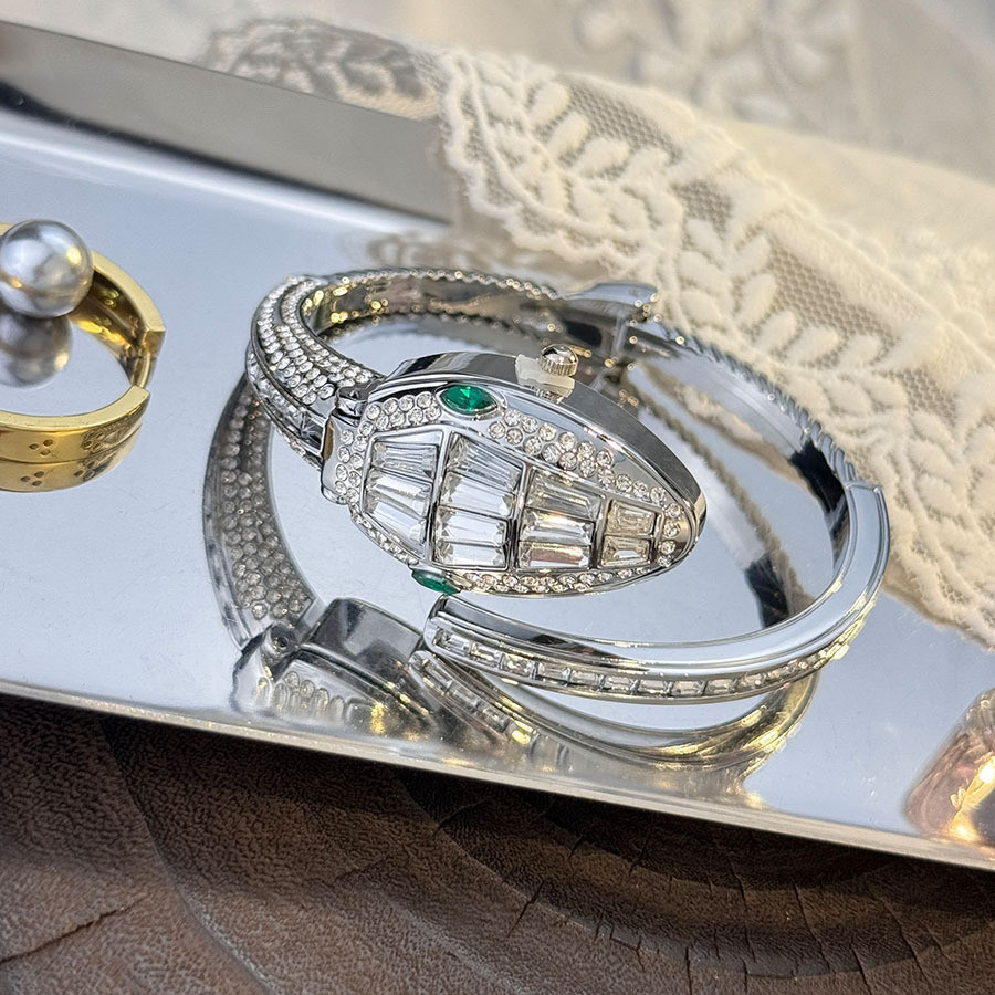 Unique Diamond-Studded Snake Bracelet Bracelet Ladies Open Snake-Shaped Quartz Watch