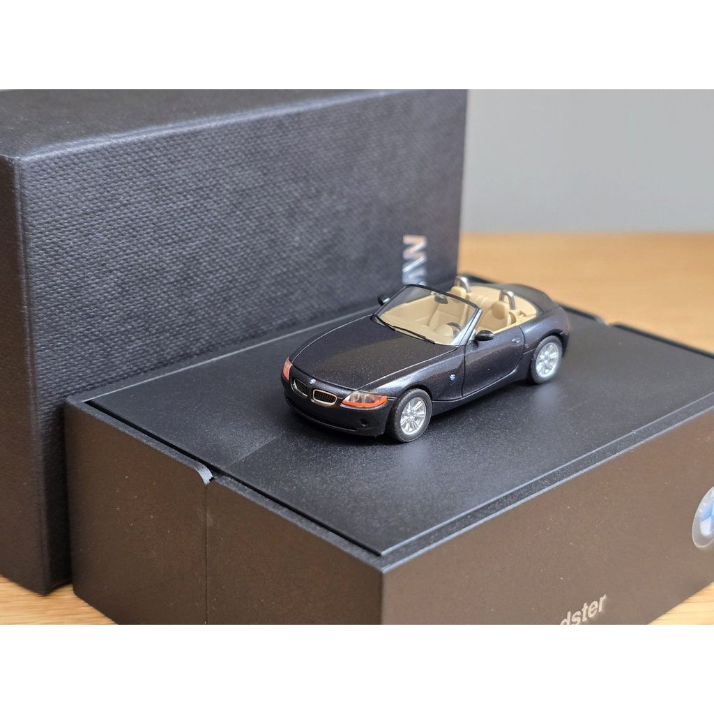 Herpa 1/87 BMW Z4 E85 Flip Box Original Box Car Model วัสดุพลาสติก สภาพรถ As แสดงในภาพบรรจุภัณฑ์ที่ส