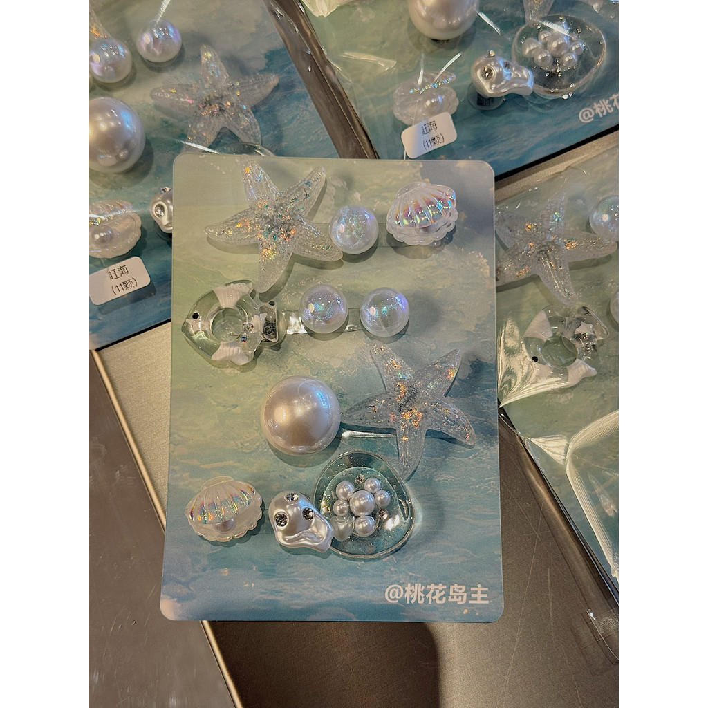 jibbitz crocs crybaby jibbitz crocs ของแทั รองเท้าหัวเข็มขัดลายดอกไม้ สำหรับเที่ยวทะเล ออกแบบเหมือนC