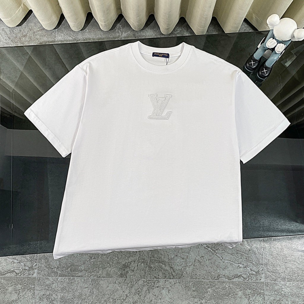 LOUIS VUITTON/LV/2026 ต้นฤดูใบไม้ผลิสไตล์ใหม่เสื้อยืดแขนสั้นผู้ชายผู้หญิงคู่สไตล์รอบคอสไตล์ใหม่สีคมช