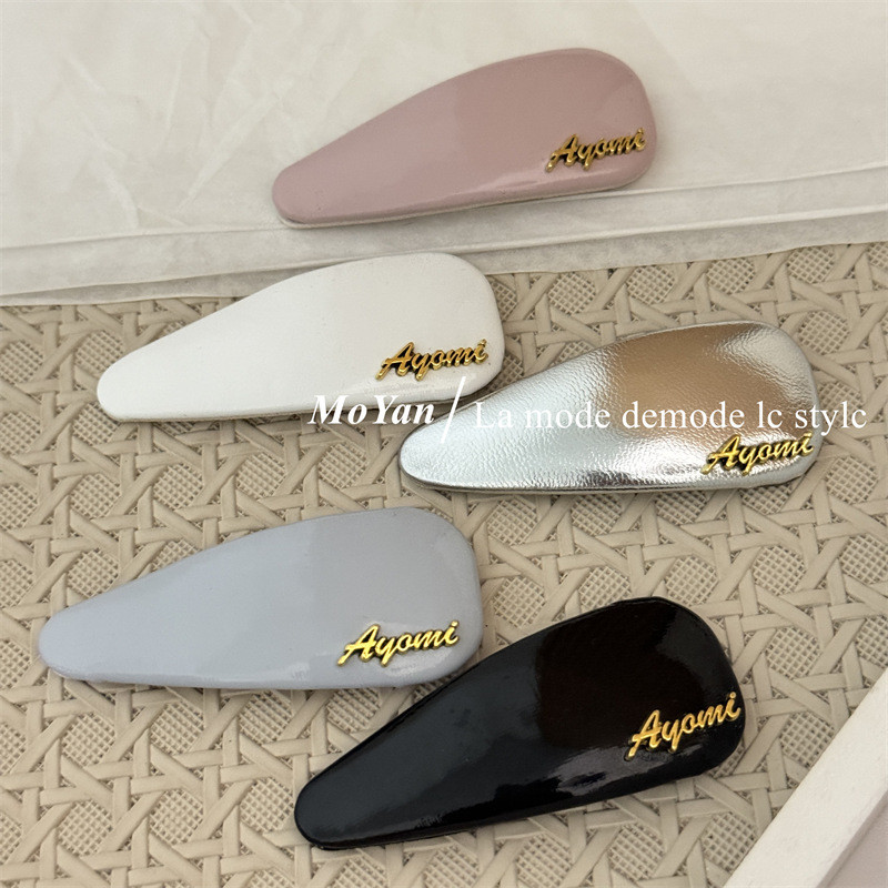 เวอร์ชั่นเกาหลีโลหะป้ายตัวอักษรคลิปผมความรู้สึกระดับไฮเอนด์หนัง PU สีสดใส bb คลิปหวานทุกการแข่งขัน Bangs คลิปด้านข้างหัก
