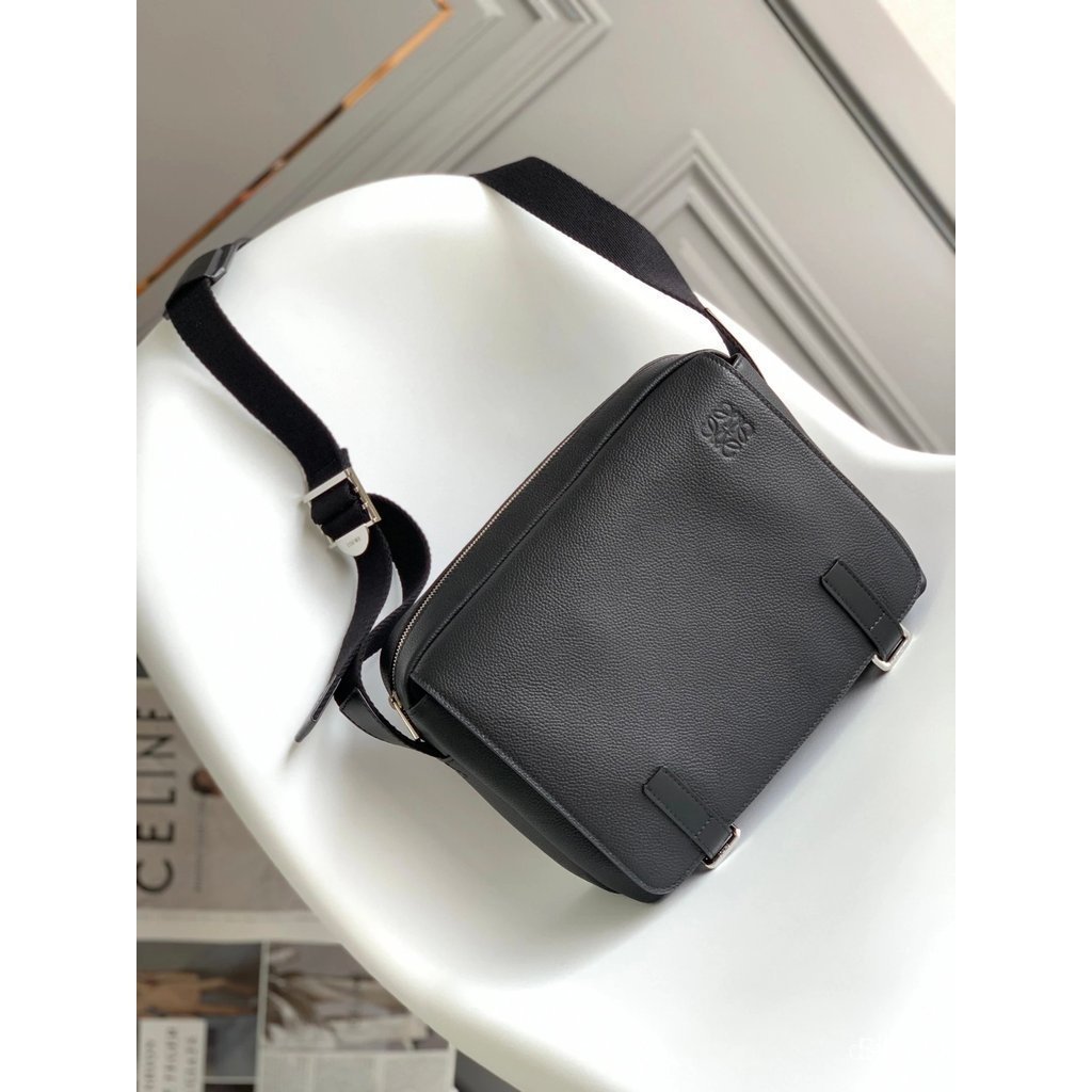 LOEWE Luojia Bags New Product military Messenger Bag Classic Messenger Bag รุ่นนี้คือลักษณะจากกระเป๋