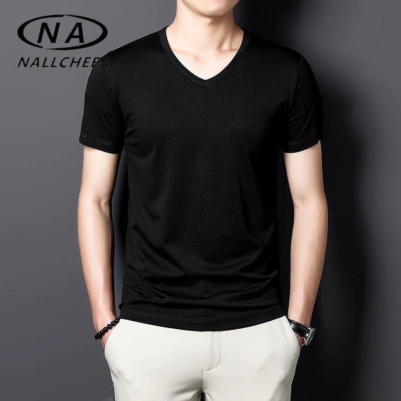เสื้อยืดแขนสั้นผู้ชาย แบบคอวีบาง สไตล์ลำลอง สีทึบ ทรงกระโปรงสั้น