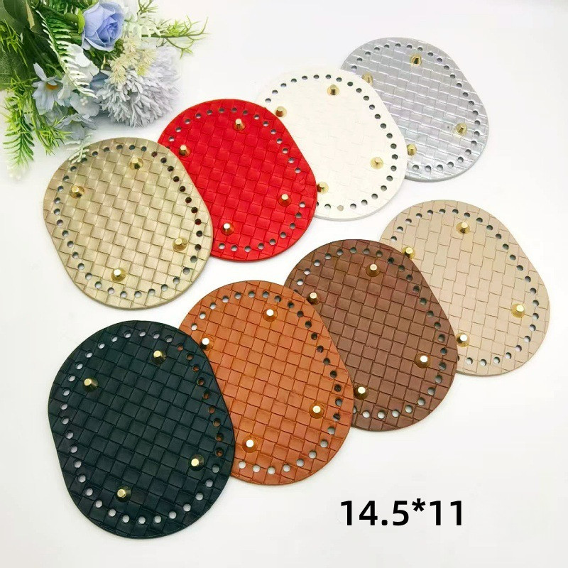 กระเป๋าแฮนด์เมดโครเชต์หนังลายสก๊อต ขนาดฐาน 14.5 x 11 เซนติเมตร