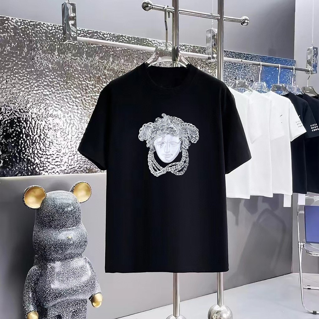 VERSACE ออกแบบใหม่ เสื้อยืดคอกลมแขนสั้น สำหรับทั้งผู้ชายและผู้หญิง ไม่ต้องรีด