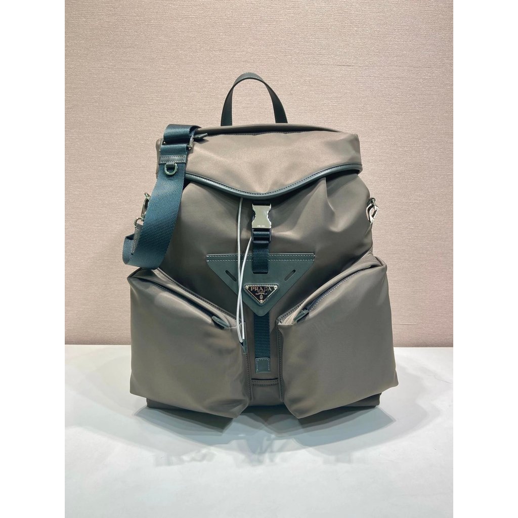 ปราด้า สไตล์ใหม่ แคทวอล์ค สไตล์ 2VZ108 กระเป๋าเป้สะพายหลังสไตล์แคทวอล์คนี้ใช้ผ้าไนลอนนําเข้าหนังลูกว