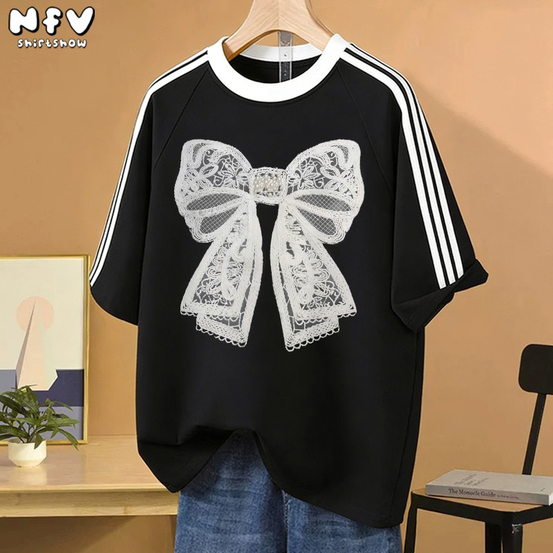 【จัดส่ง 24 ชั่วโมง】 NFV ใหม่ล่าสุด🎀 เสื้อยืดลายโบว์ คอกลมแขนสั้น 100% คอตตอน ใส่สบาย YG825