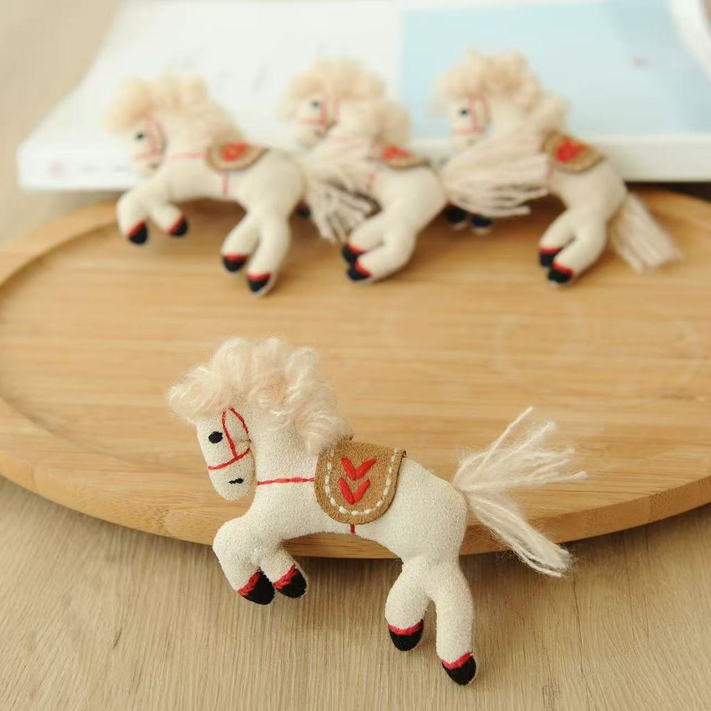 เข็มกลัดลายม้าตุ๊กตาน่ารัก - ของขวัญนำโชคสำหรับกระเป๋าและเครื่องประดับ