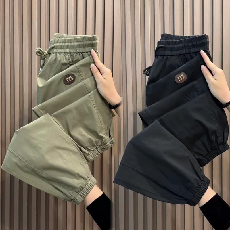 กางเกง Jogger ผู้ชาย ทำจากผ้าฝ้ายน้ำหนักเบา สวมใส่สบาย เหมาะสำหรับฤดูร้อนและสไตล์Streetwear มีให้เลือกทั้งสีดำและสีเทา