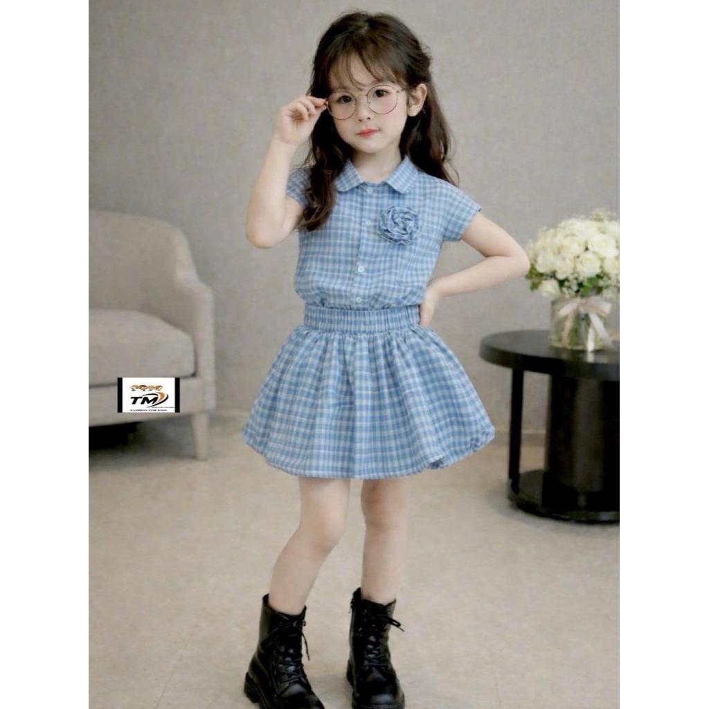 G396 (ขนาด 90-140) ชุดเซ็ทเสื้อลายเส้นสีฟ้าทรงหลวมตกแต่งดอกไม้ และกางเกงทรงบอลลูน