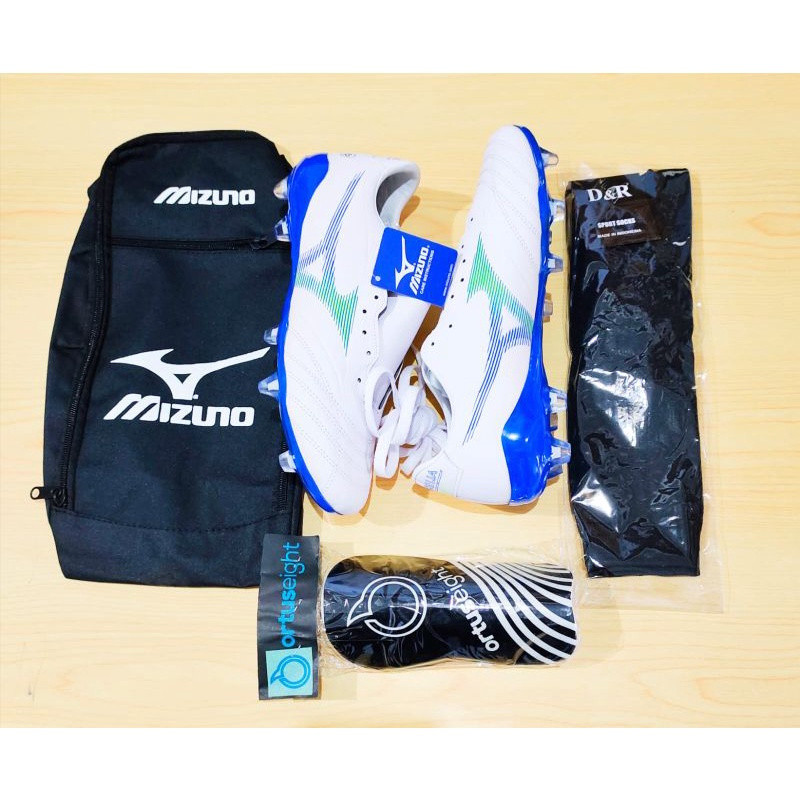 รองเท้าฟุตบอล Mizuno พร้อมกระสอบสนับแข้งและถุงเท้า FRWM