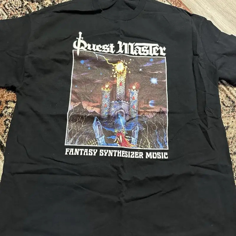 เสื้อยืด Quest Master ไซส์ XL ลาย Dungeon Synth Windir Summoning Hole Dweller