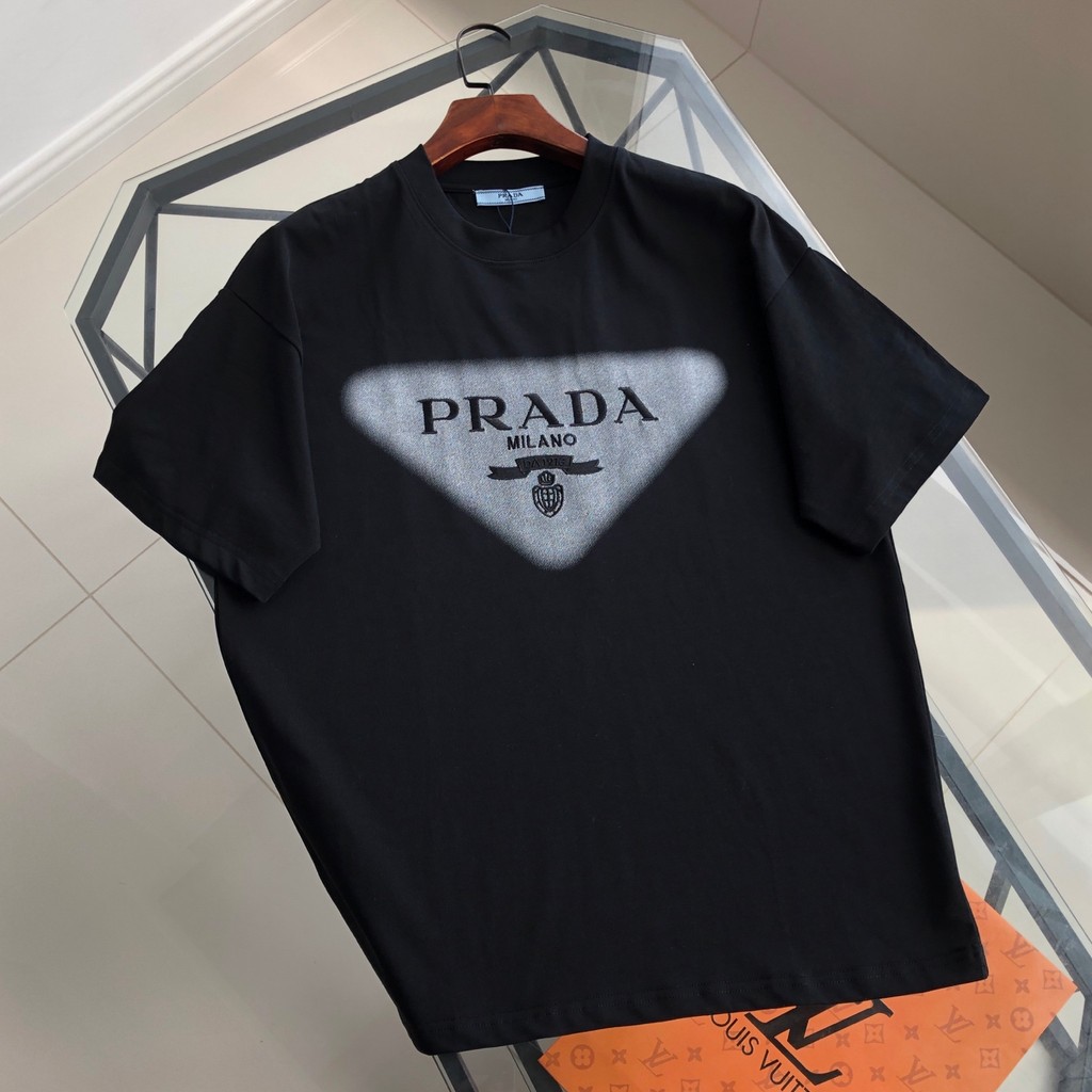 PRADA/PRADA 2026 Early Spring เสื้อยืดแขนสั้นสไตล์ใหม่ชายหญิงคู่สไตล์เกลียวกีฬารอบคอ Slim-fit Casual