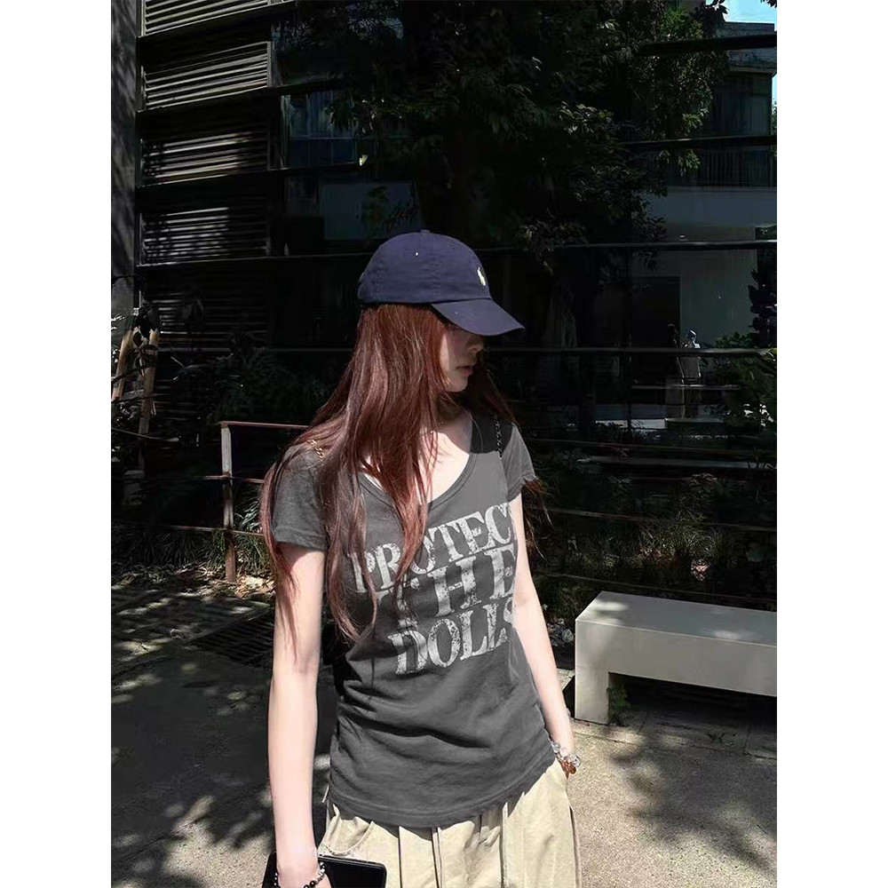 <Moses Queen> เสื้อยืดแขนสั้นพิมพ์ลายสไตล์เรโทรอเมริกันสำหรับผู้หญิง เสื้อทรงเข้ารูปสำหรับสาวๆ ในช่วงฤดูร้อน
