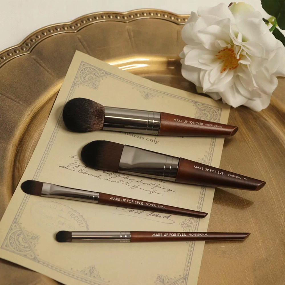 MAKE UP FOREVER Travel Exclusive 4-Piece Professional Makeup Brush Set with Case