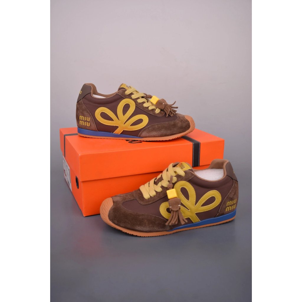 MIUMIU Letter Daddy รองเท้าผู้หญิงหนังแท้ สบายเท้าและเพิ่มความสูง เหมาะสำหรับทุกกิจกรรม