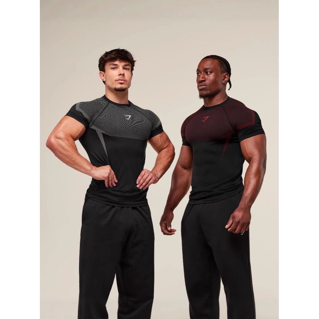 GYMSHARK ฟิตเนสท็อปแขนสั้นผู้ชาย แห้งเร็วและระบายอากาศได้ดี เหมาะสำหรับการออกกำลังกายหรือใส่ลำลอง