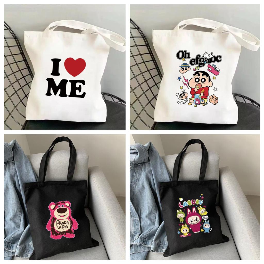 กระเป๋าสะพายไหล่สำหรับวัยรุ่นสีดำขาวรุ่นนี้มีลวดลายให้เลือกมากมาย ผลิตจากผ้าฝ้าย เหมาะสำหรับนักเรียนและใช้เป็นกระเป๋าเรี