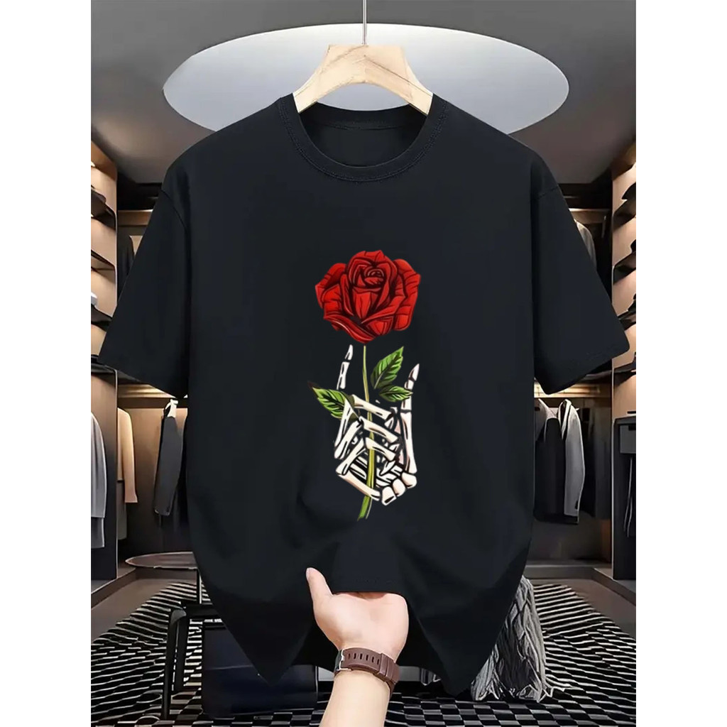 1 ชิ้น เสื้อยืดพิมพ์ลายมือโครงกระดูกโกธิคและดอกกุหลาบแดงสำหรับผู้ชาย - เสื้อยืดคอกลมสีดำที่ระบายอากาศได้