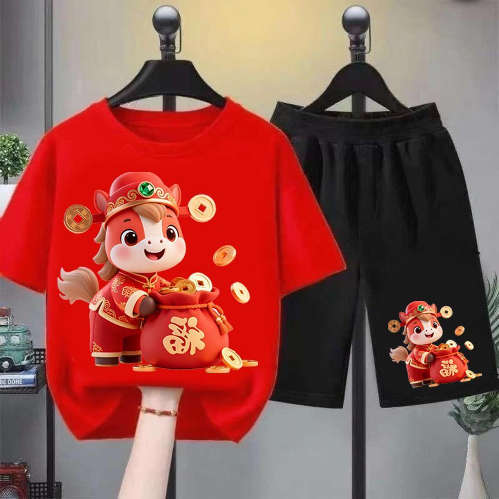 BOB [พร้อมส่ง] ชุดเด็กชาย COD ใหม่!!! ชุดเสื้อยืดและกางเกงขาสั้นสำหรับเด็ก! ลายการ์ตูนน่ารัก ม้ายิ้มถือถุงอั่งเปาโชคดี น