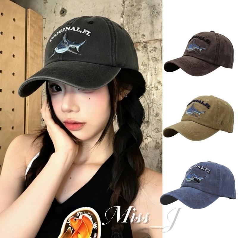 Miss_J พร้อมส่งจากกทม🎀หมวกเบสบอลปักลายฉลามตัวใหญ่ สไตล์เกาหลี ทรงปีกเป็ดนุ่มๆ สไตล์วินเทจ