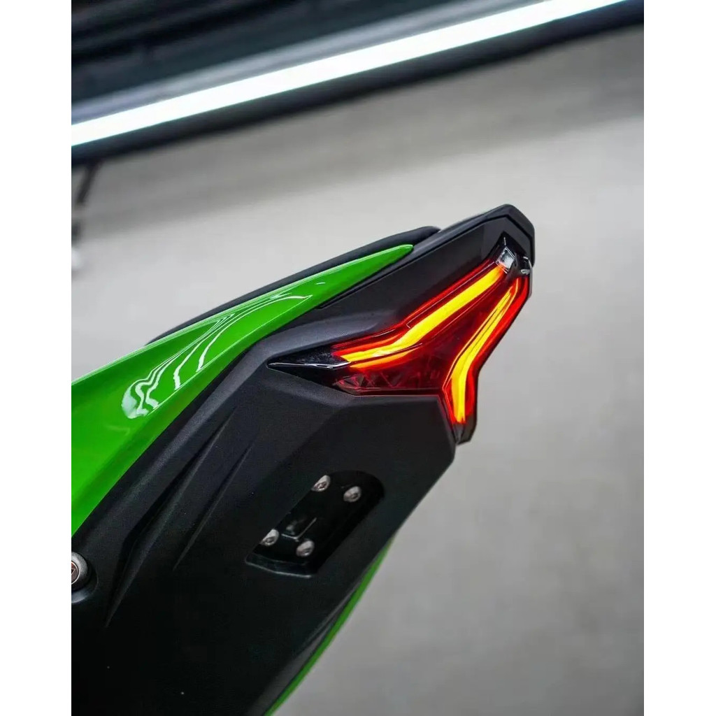 สําหรับ Kawasaki ZX6R/ZX4R/ZX10R ไฟท้ายด้านหลังดัดแปลงพร้อมไฟเลี้ยวสีดําแบบบูรณาการ INS รุ่นยอดนิยม