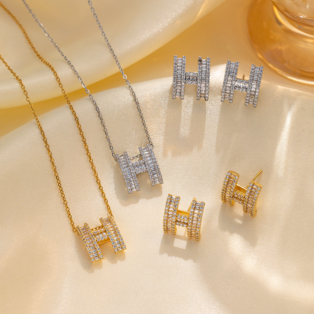 รุ่นคงที่ V Gold mini h สร้อยคอเคลือบ Lacquer จี้รูปไข่ pop Small H Letter โซ่กระดูกไหปลาร้าสั้น 26.