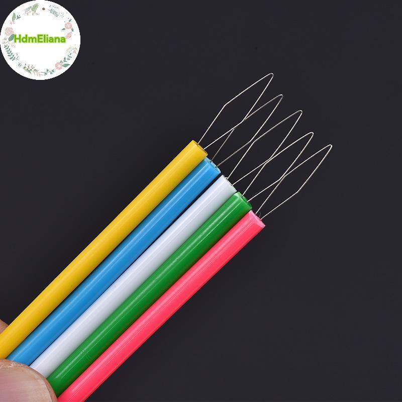 HdmEliana 10 ชิ้นผู้นําประดับด้วยลูกปัดเข็มจักรเย็บผ้าเครื่องมือทรงกระบอกเข็มที่มีสีสัน Threader เย็บ Threader DIY อุปกรณ์เสริม TH