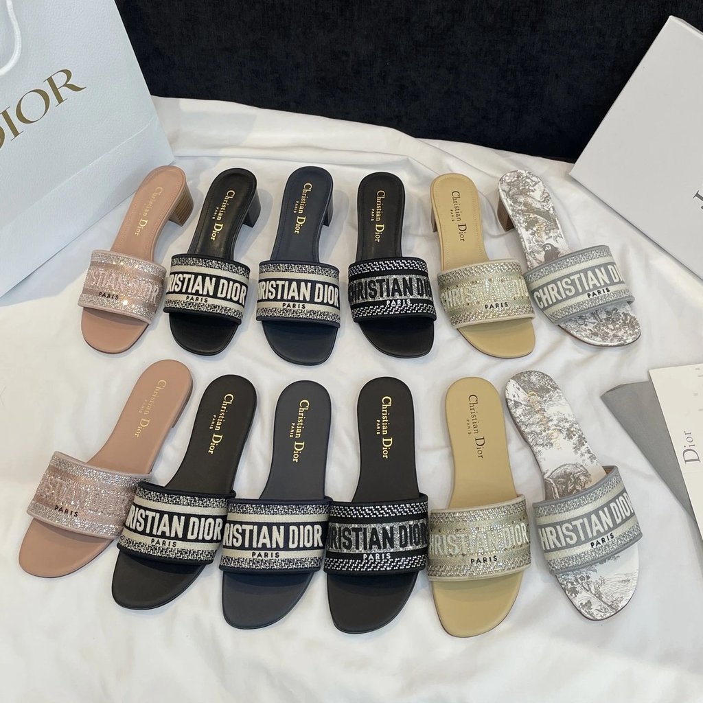 รองเท้าแตะส้นแบนและรองเท้าส้นสูง DIOR ประณีตด้วย Rhinestone และปักโลโก้ DIOR