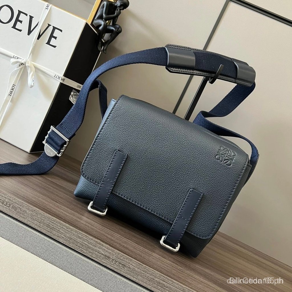 LOEWE Luojia Bags กระเป๋าสะพายข้างทหาร กระเป๋าสะพายข้างทหารมีช่องซิปด้านบนและช่องด้านหน้าเพิ่มเติมด้