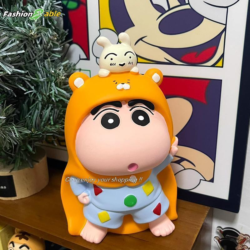 Fashion.shop03 ใหม่อะนิเมะ Crayon Shin-chan รูป Piggy Bank PVC รุ่นรูปปั้นตุ๊กตา Piggy Bank โต๊ะตกแต