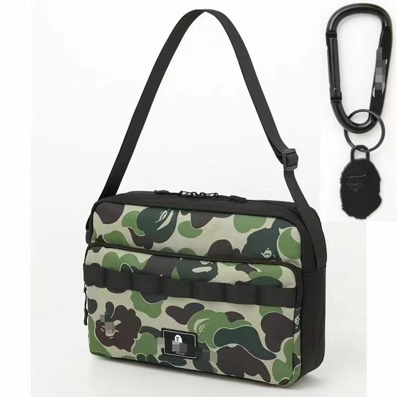 Camouflage กระเป๋าสะพาย Unisex Messenger กระเป๋า WIth พวงกุญแจขนาดใหญ่ความจุ Casual Fit สําหรับกระเป๋าแล็ปท็อป