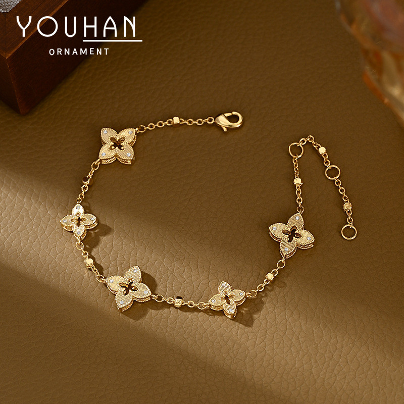 Live Micro-Inlaid Zircon Four-Leaf Cloverสร้อยข้อมือหญิง High-End Hollow กลีบเครื่องประดับมือ All-Ma