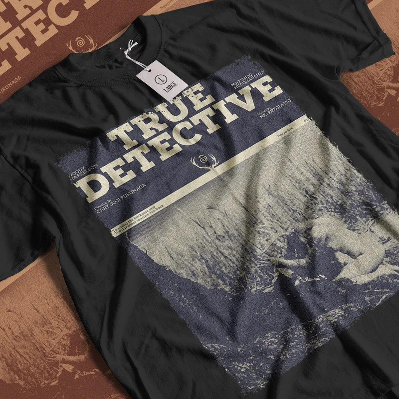 ทีเชิ้ตธีมภาพยนตร์ "True Detective" ที่สวยงาม: ทีเชิ้ตลายภาพยนตร์สยองขวัญย้อนยุคแบบยูนิเซ็กซ์พร้อมลา