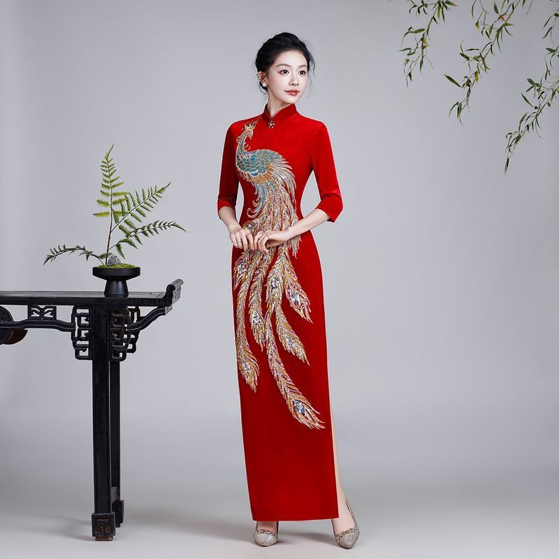 ชุดฉางซามปี 2026 สไตล์คุณภาพพรีเมียม เหมาะสำหรับแม่เจ้าสาวในงานพิธีแต่งงาน โทนสีแดงแบบฟินิกซ์ ประดับลายกำมะหยี่ - รูปที่ 2