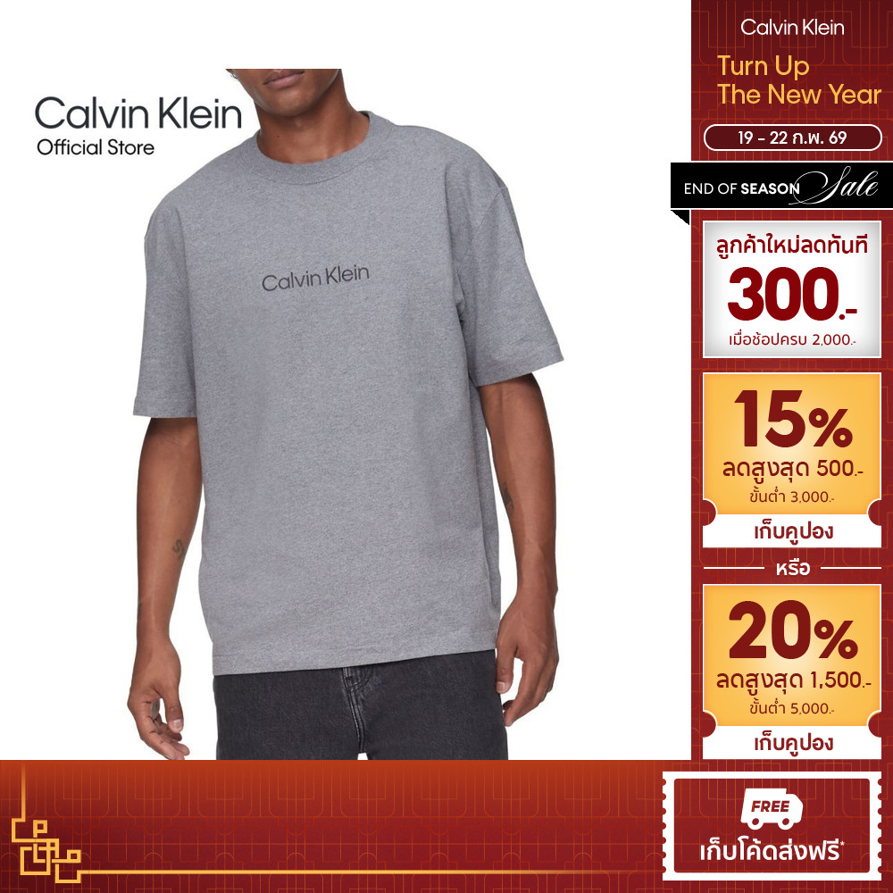 CALVIN KLEIN เสื้อยืดคอกลมผู้ชาย Standard Logo ทรง Relaxed รุ่น 40HM228 P7E - สีเทา