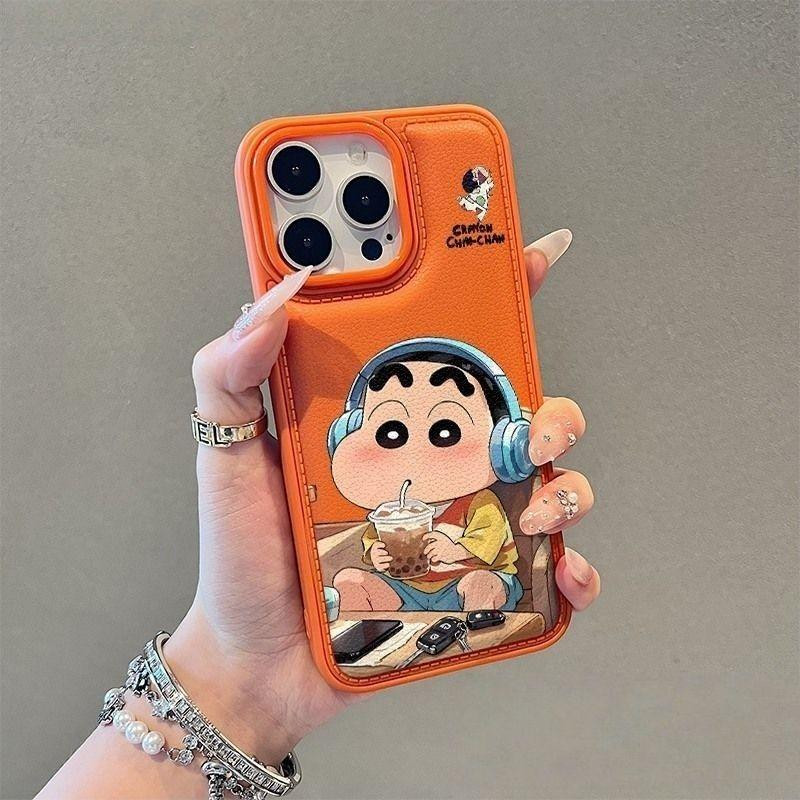 เคสโทรศัพท์หนังลายเครยอนชินจัง ใช้ได้กับ iPhone13Pro/11/12ProMax/14/15/16,X/XS/XSMax,7/8Plus ช่วยปกป้องเลนส์และกันกระแทก