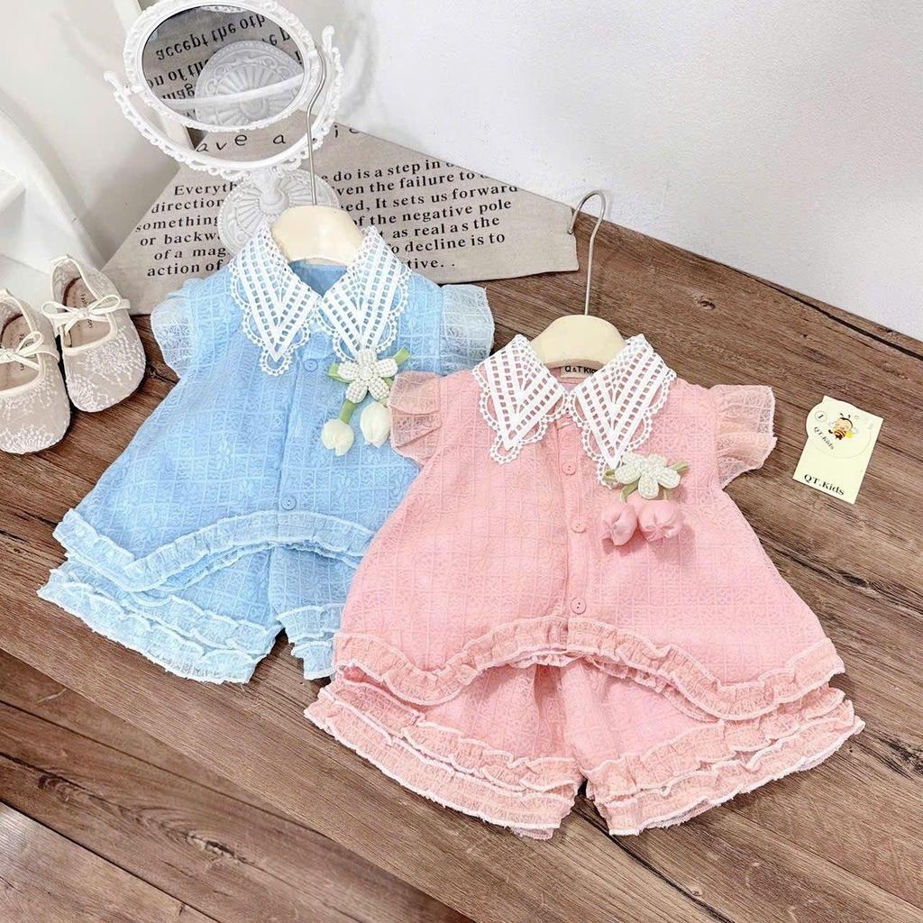 G389 (ขนาด 90-140) ชุดเซ็ทเสื้อคอปกฉลุลายผ้านิ่มม ตกแต่งเข็มกลัดดอกไม้ และกางเกงขาสั้น