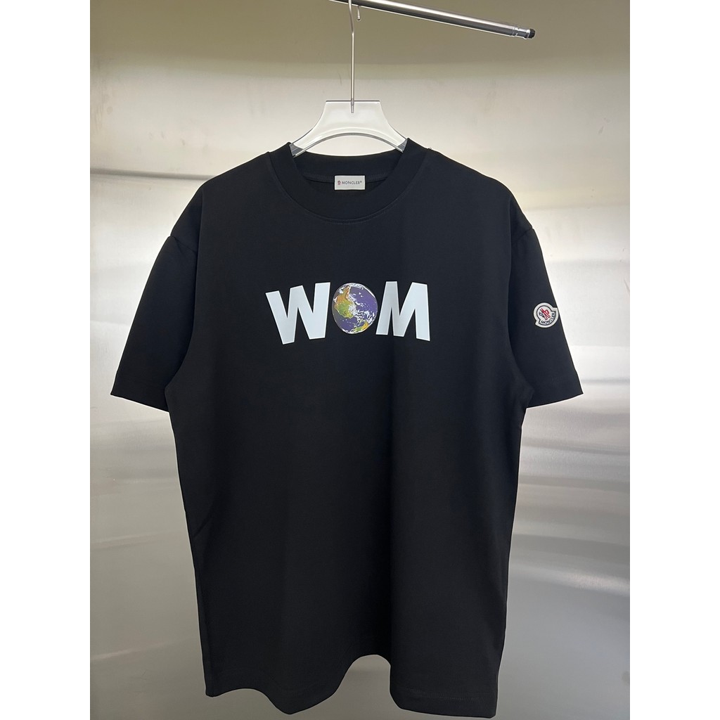 MONCLER เสื้อยืดแขนสั้นสำหรับผู้ชายและผู้หญิง พิมพ์ลายใหม่รอบคอดีไซน์ทันสมัย 2AWN