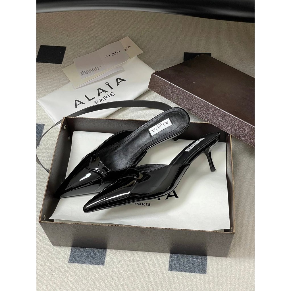 Alaia รองเท้าแตะหนังแท้ ส้นสูง Pointed Toe สีดำสีขาว พร้อมสิทธิบัตรหนัง ผ้าไหมแท้ สำหรับฤดูใบไม้ผลิแ
