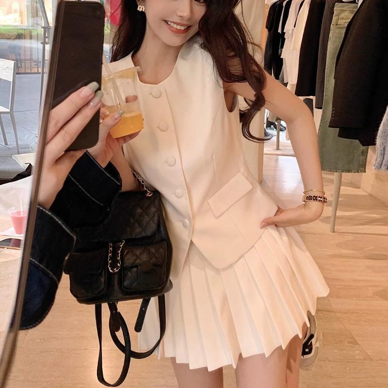 เสื้อกั๊กสูทแขนกุดและกระโปรงจีบเอวสำหรับลุคสมาร์ท ผ้าเบาสบาย เหมาะสำหรับการทำงานหรือสวมใส่ในโอกาสไม่ทางการ