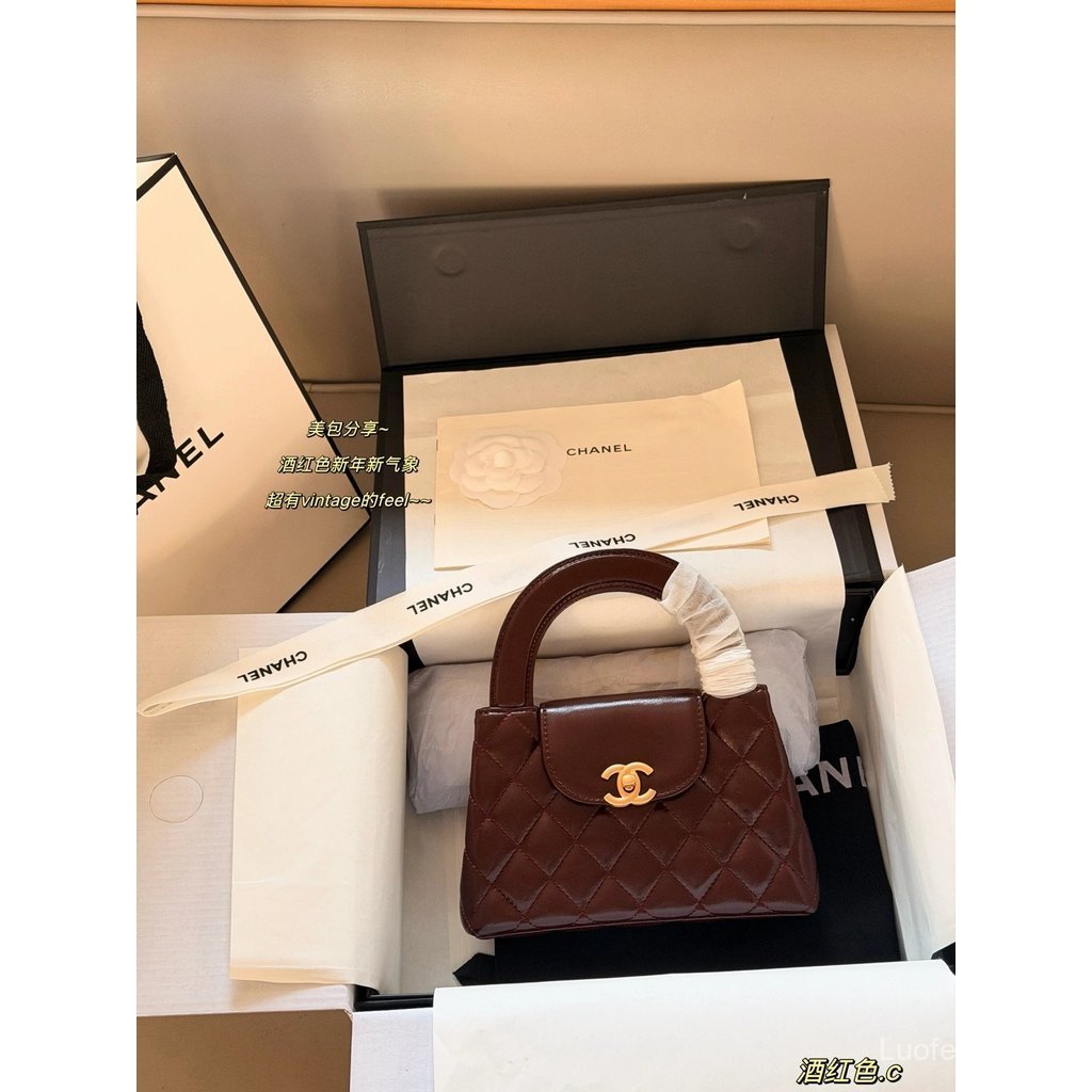 กระเป๋าสะพายข้าง CHANEL ดีไซน์ใหม่ พร้อมสายโซ่