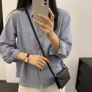 Red Berry เสื้อเชิ้ตลายทางสไตล์ญี่ปุ่นเรโทร ทำจากผ้าฝ้าย 100% ทรงหลวม สวมใส่ได้หลากหลายโอกาสในฤดูใบไม้ผลิ W716